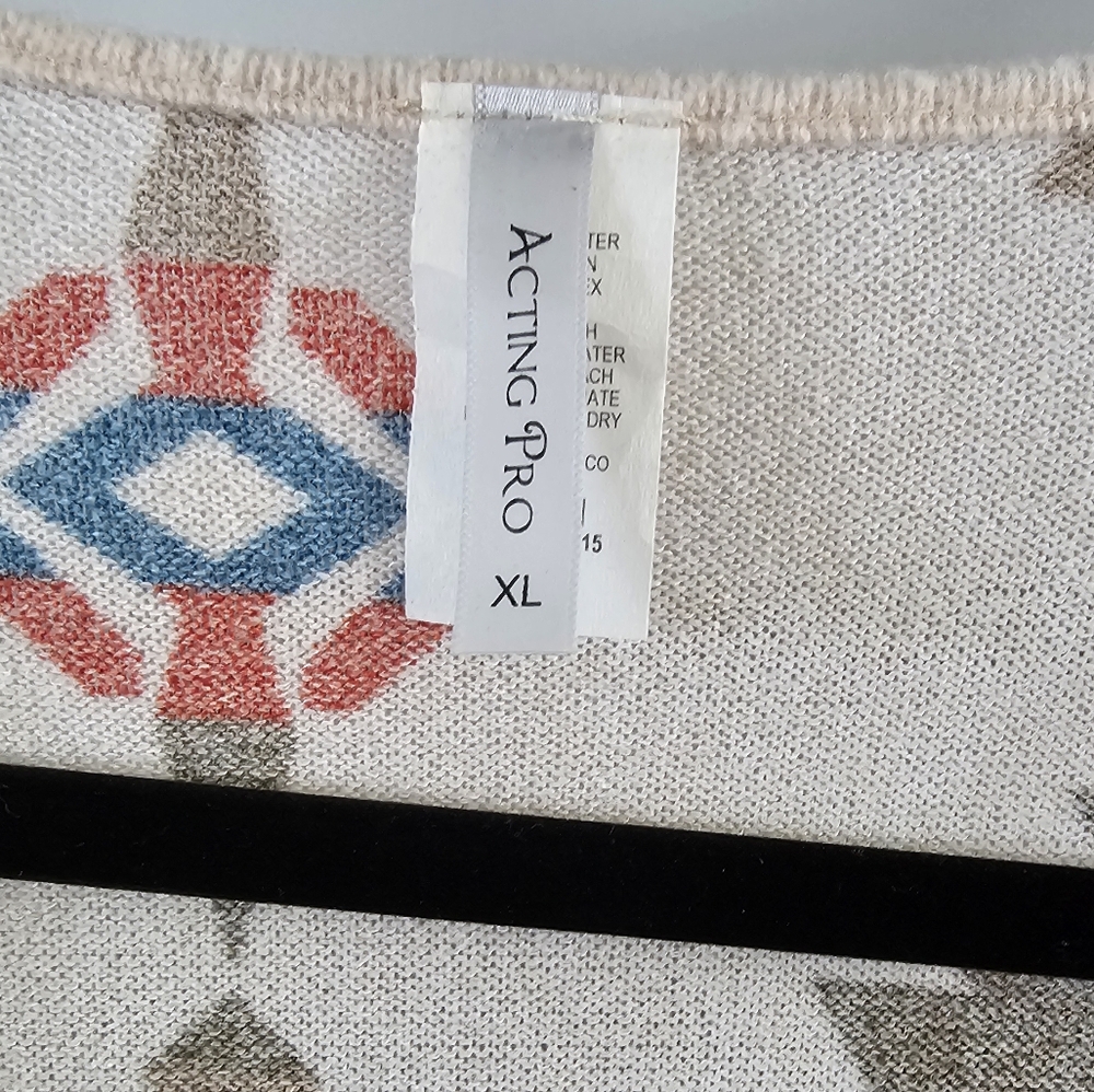 Women's Aztec Patterned Sweater - Picture 3 of 3